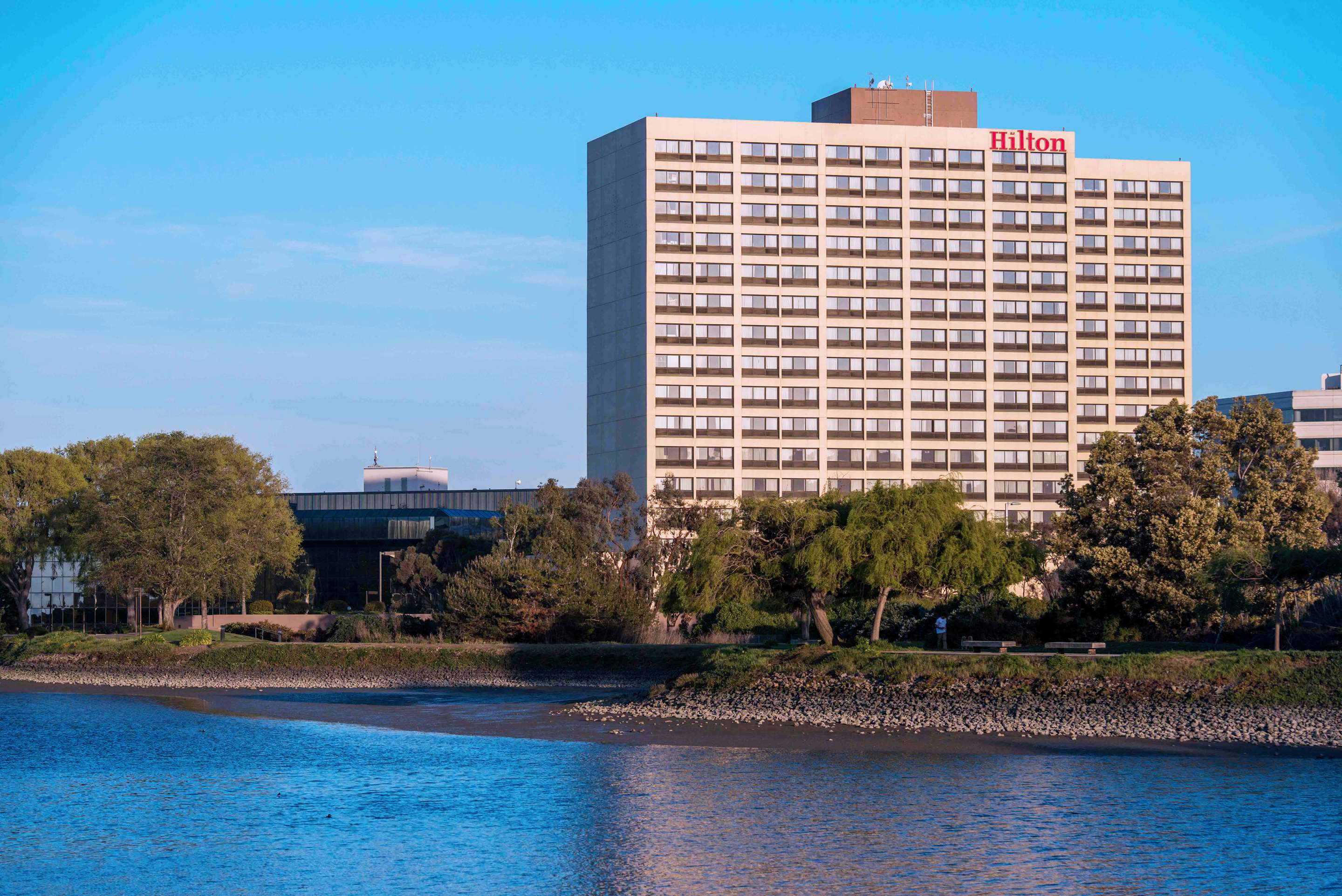 已订 Hilton SFO Bayfront Hotel 酒店外观，San Francisco Bay 一侧