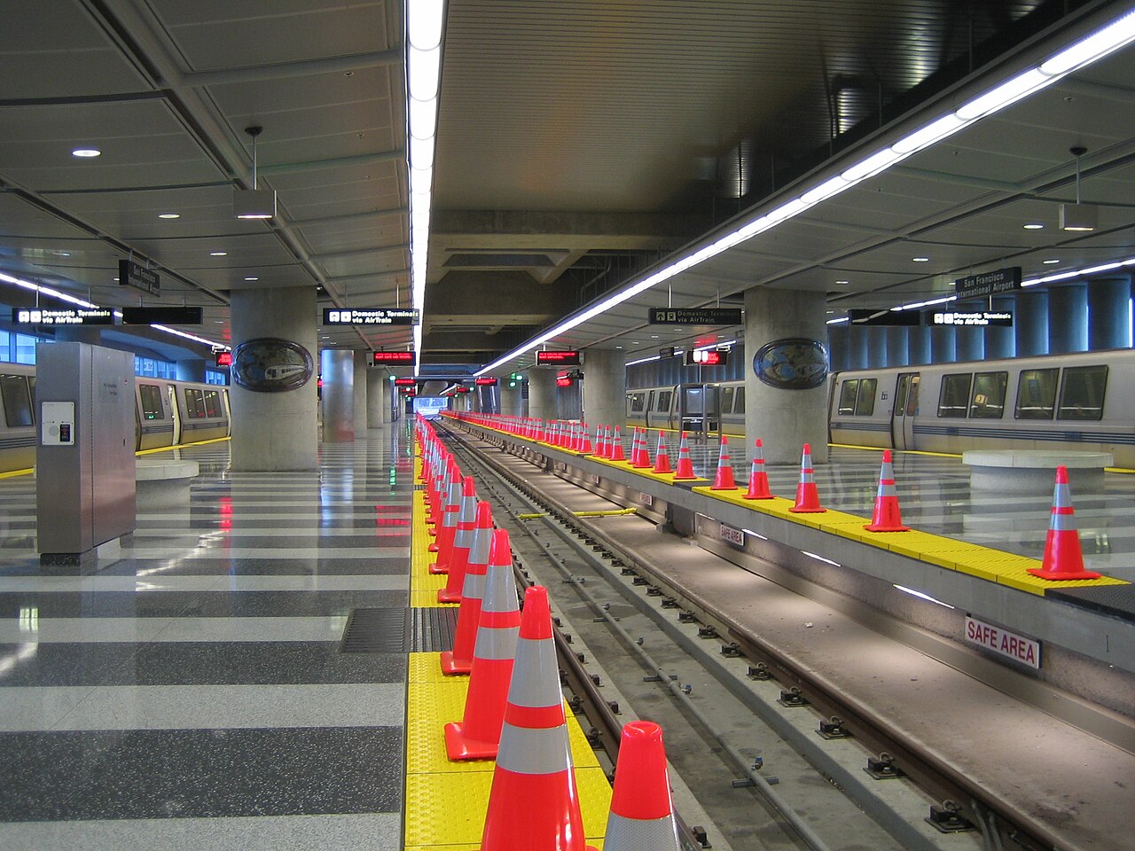SFO BART 站台与 Airport Train 指示牌