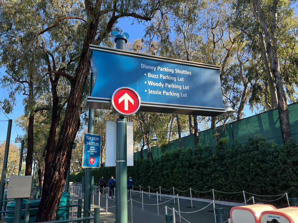 Disneyland Toy Story Parking Area 的 Disney Parking Shuttles 标识